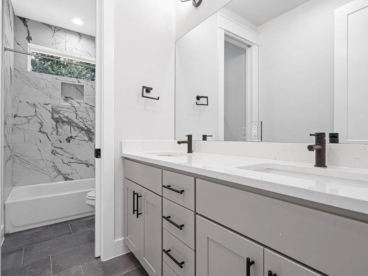 6116 Friendswood Dr - Photo 3 of 5
