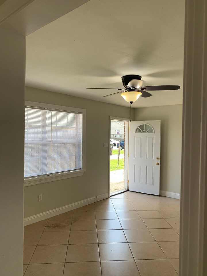 512 Chalmette Ave #512 - Photo 3 of 10