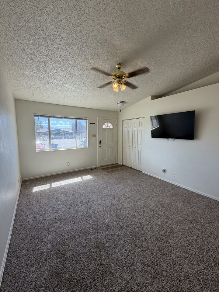 942 S Harmony Ln - Photo 3 of 18