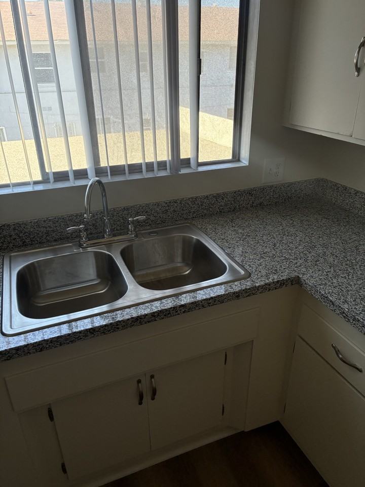 12345 Magnolia Blvd #21 - Photo 6 of 11