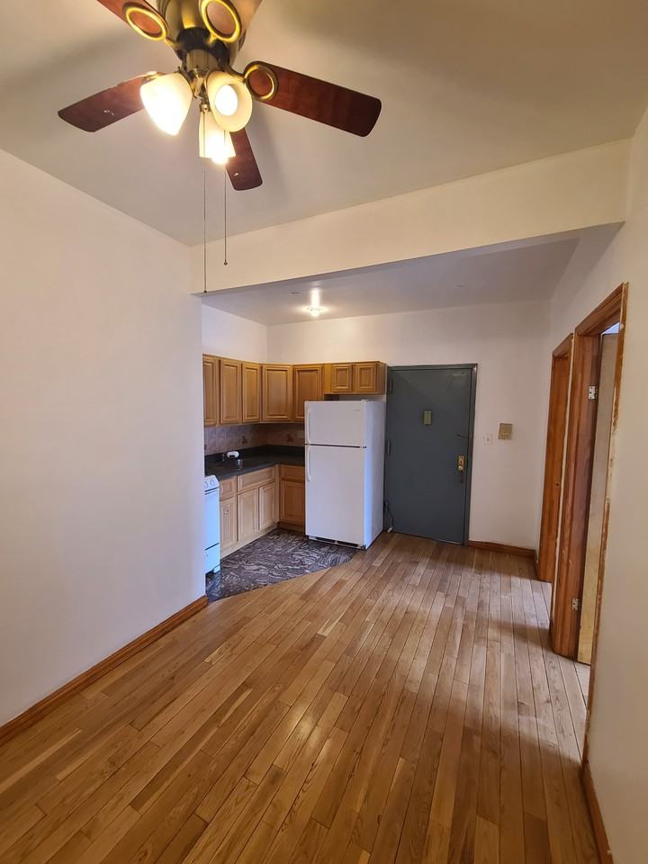 207 Woodpoint Rd #3B - Photo 4 of 10