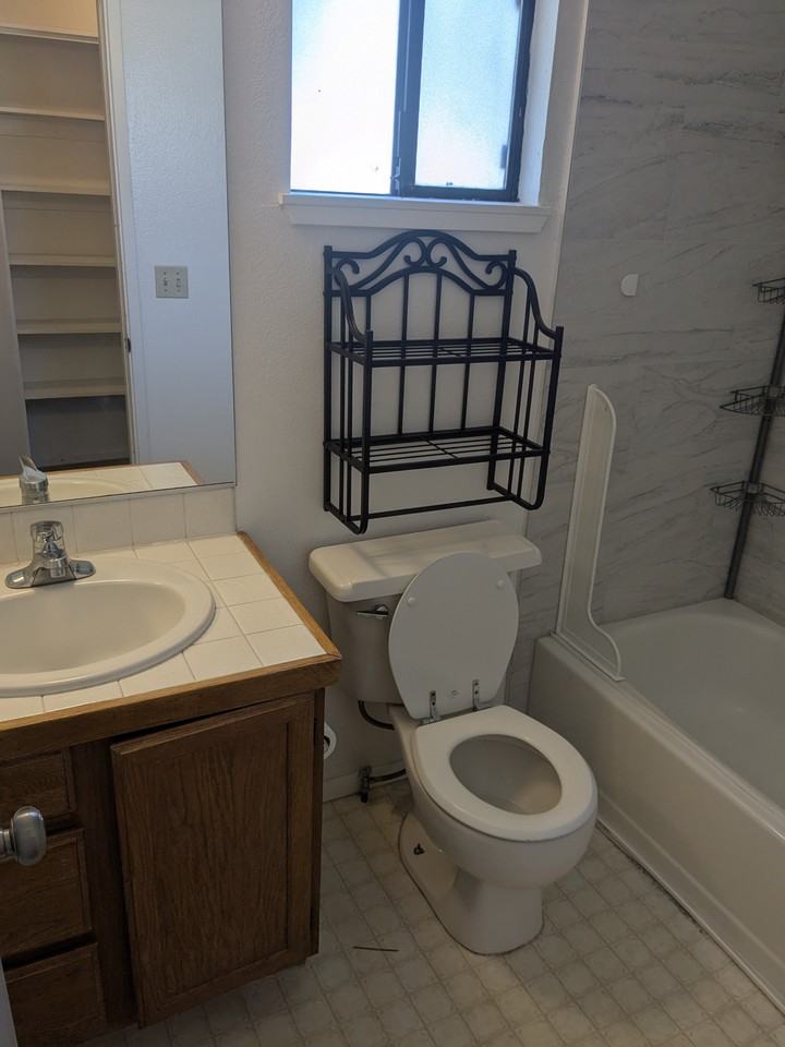 1225 N Sierra St #3 - Photo 7 of 12