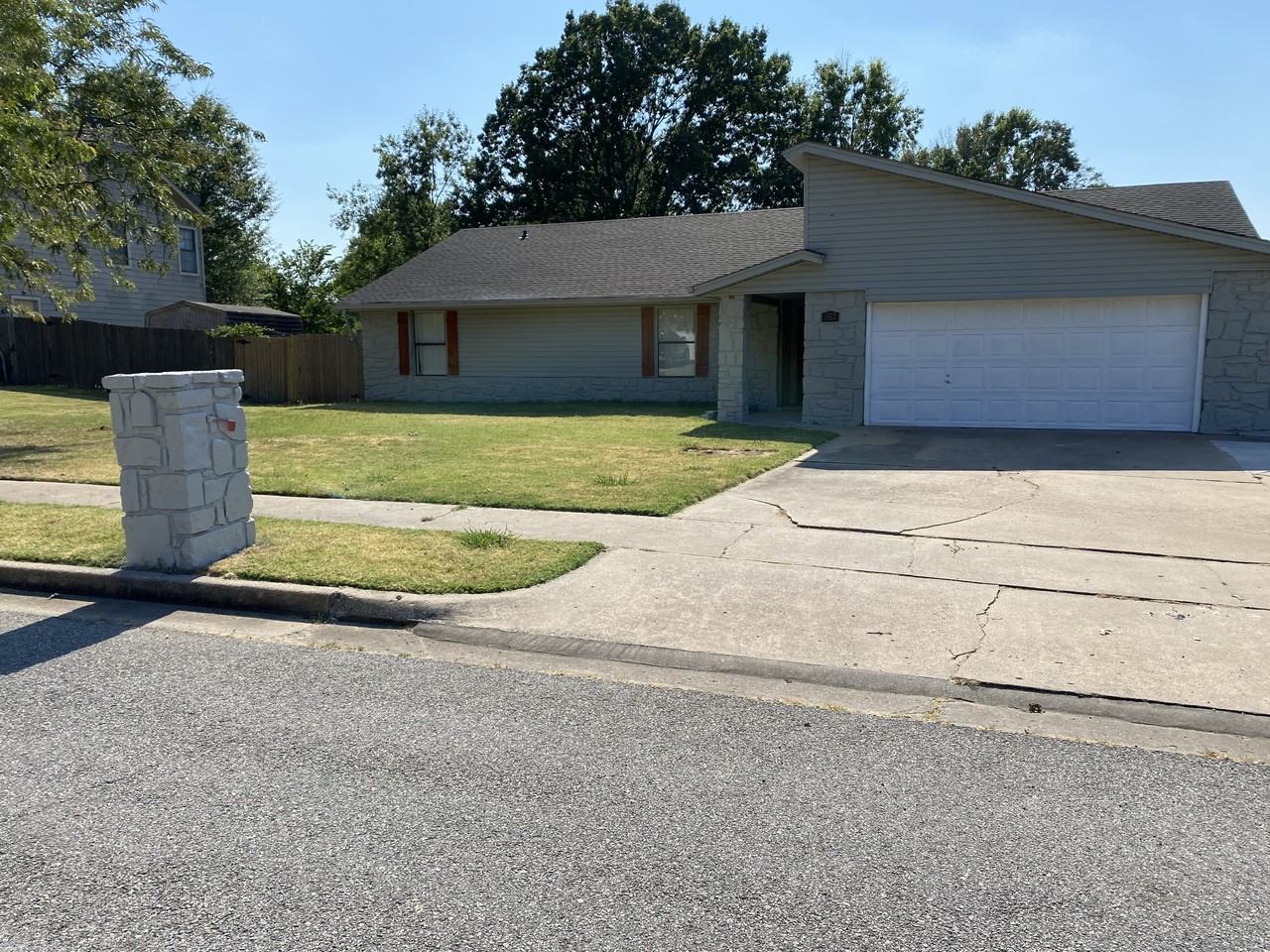312 S Indianwood Ave #NA - Photo 4 of 36