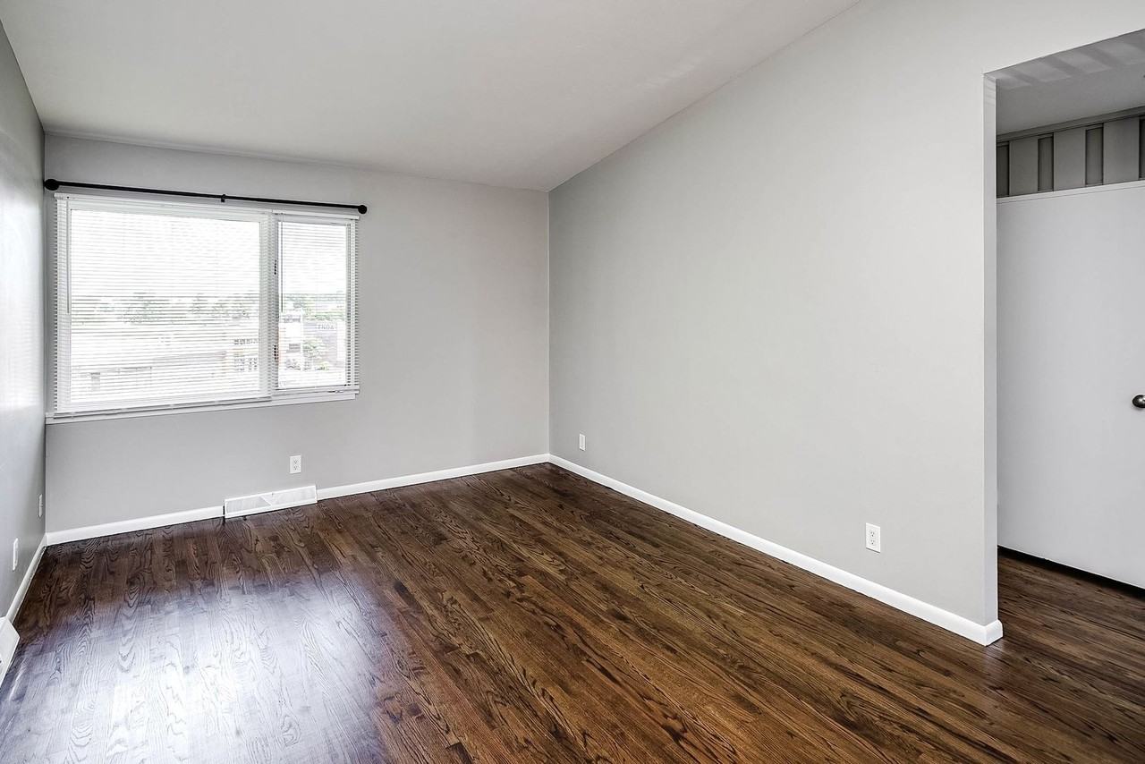 4817 S 131st St #11 - Photo 3 of 18