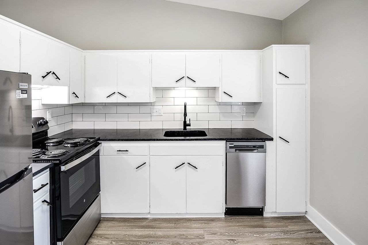 4817 S 131st St #11 - Photo 4 of 18