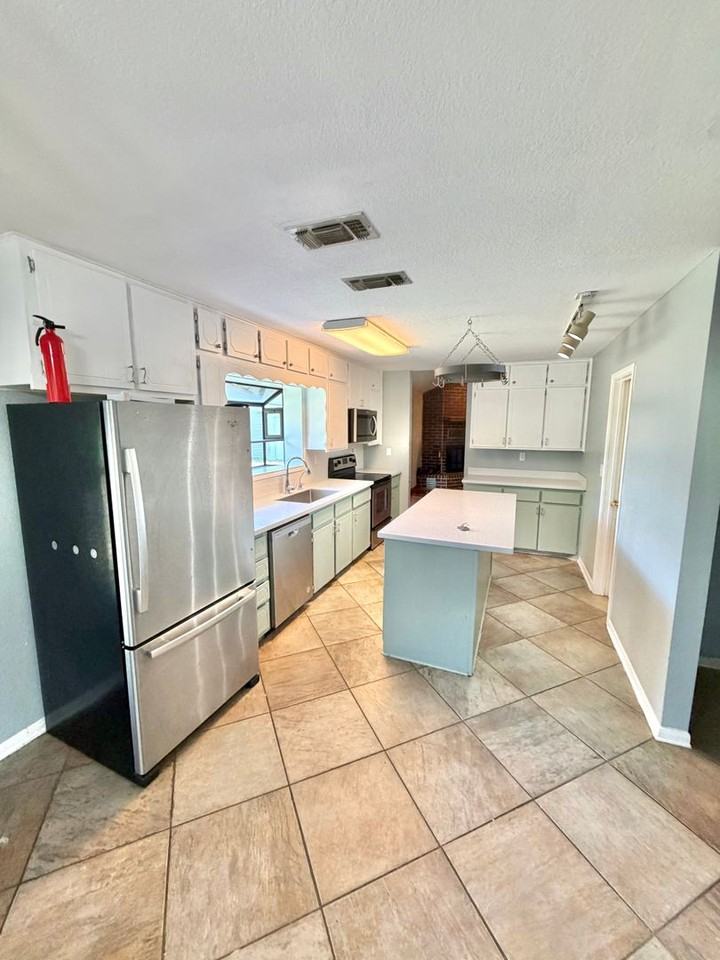 681 Whispering Ave - Photo 2 of 32