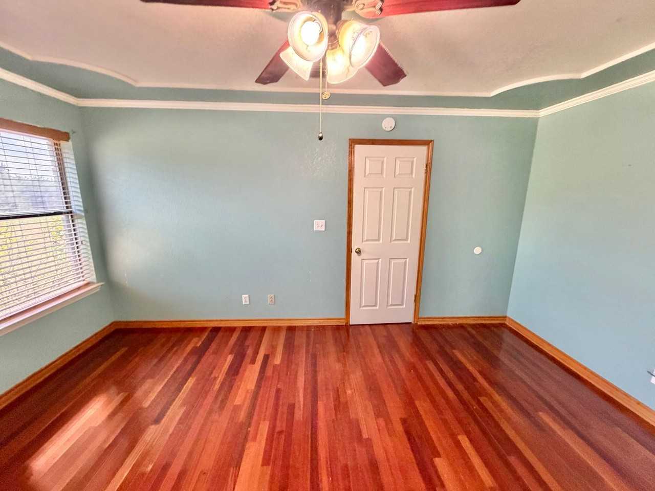 681 Whispering Ave - Photo 5 of 32