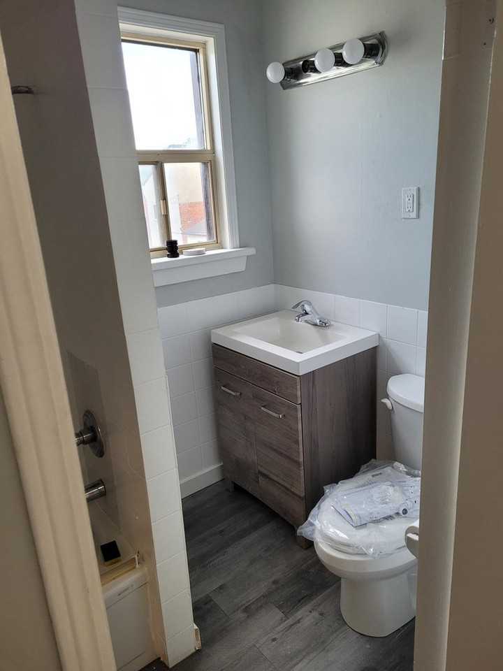 206 Hughson St N - Photo 5 of 8