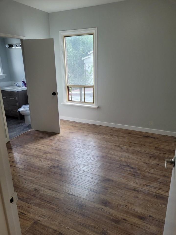 206 Hughson St N - Photo 6 of 8