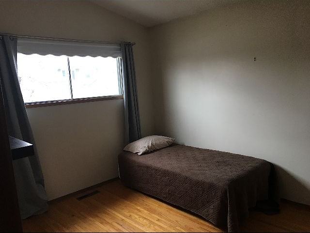 228 27 Ave Ne - Photo 2 of 12