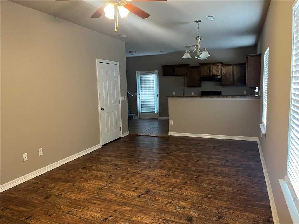 905 W Laura St - Photo 2 of 10