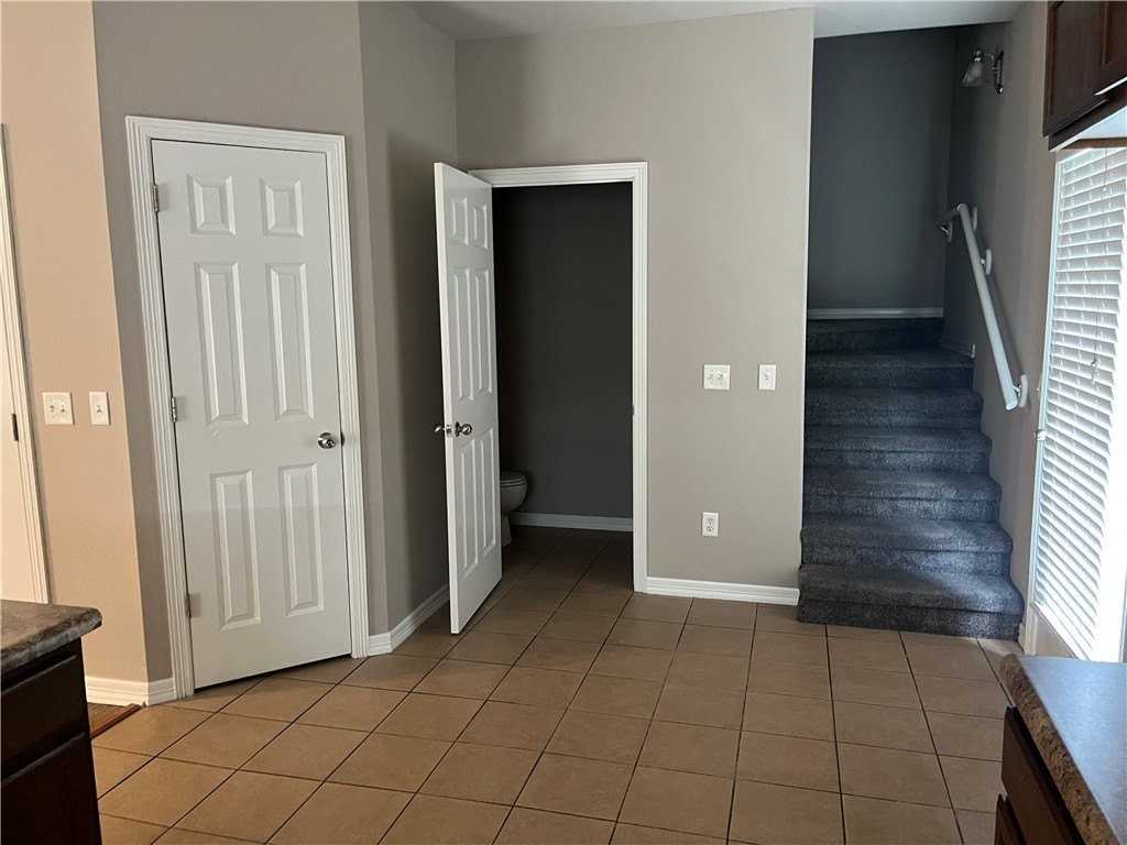 905 W Laura St - Photo 5 of 10