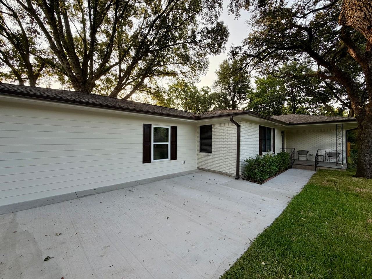 696 Bosque Ln - Photo 2 of 17