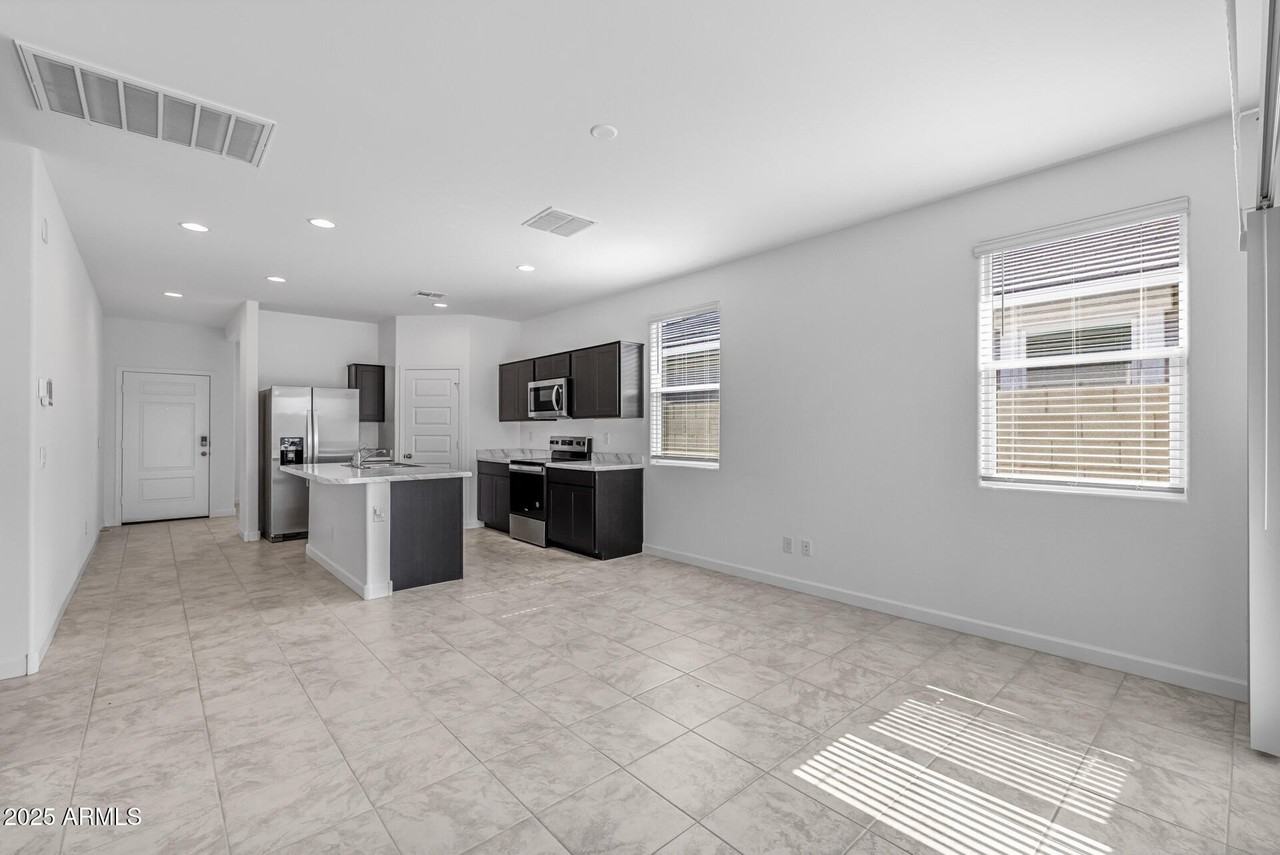 38125 W Excussare Way - Photo 5 of 33