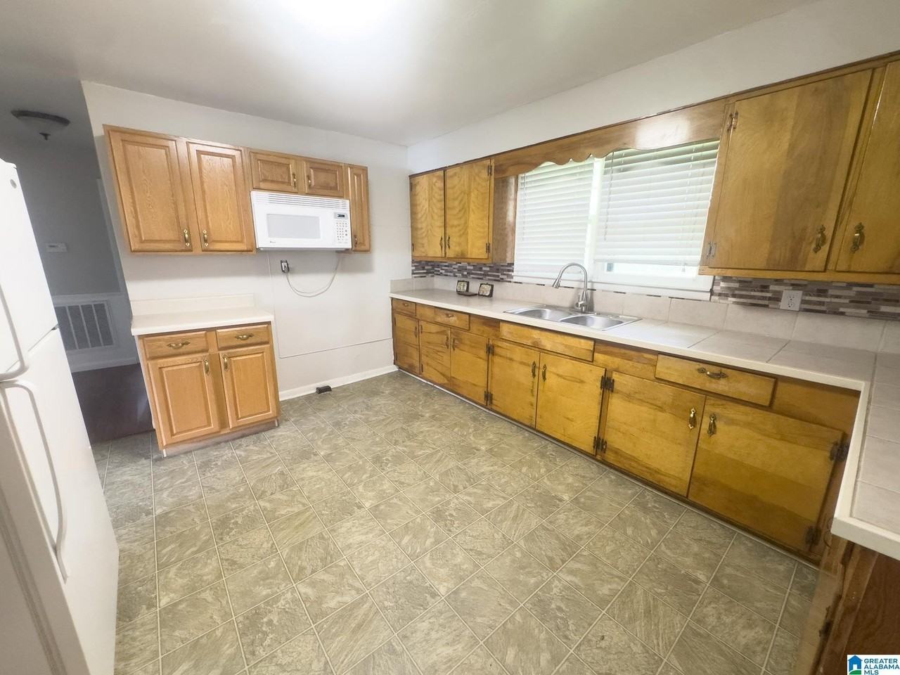111 Florence St - Photo 4 of 9
