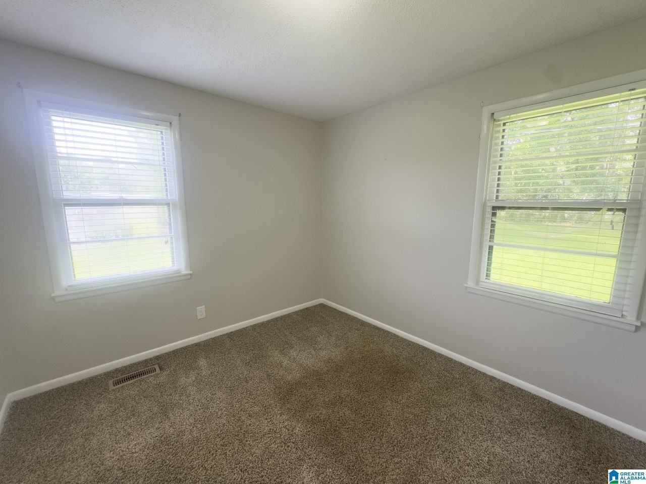 111 Florence St - Photo 5 of 9