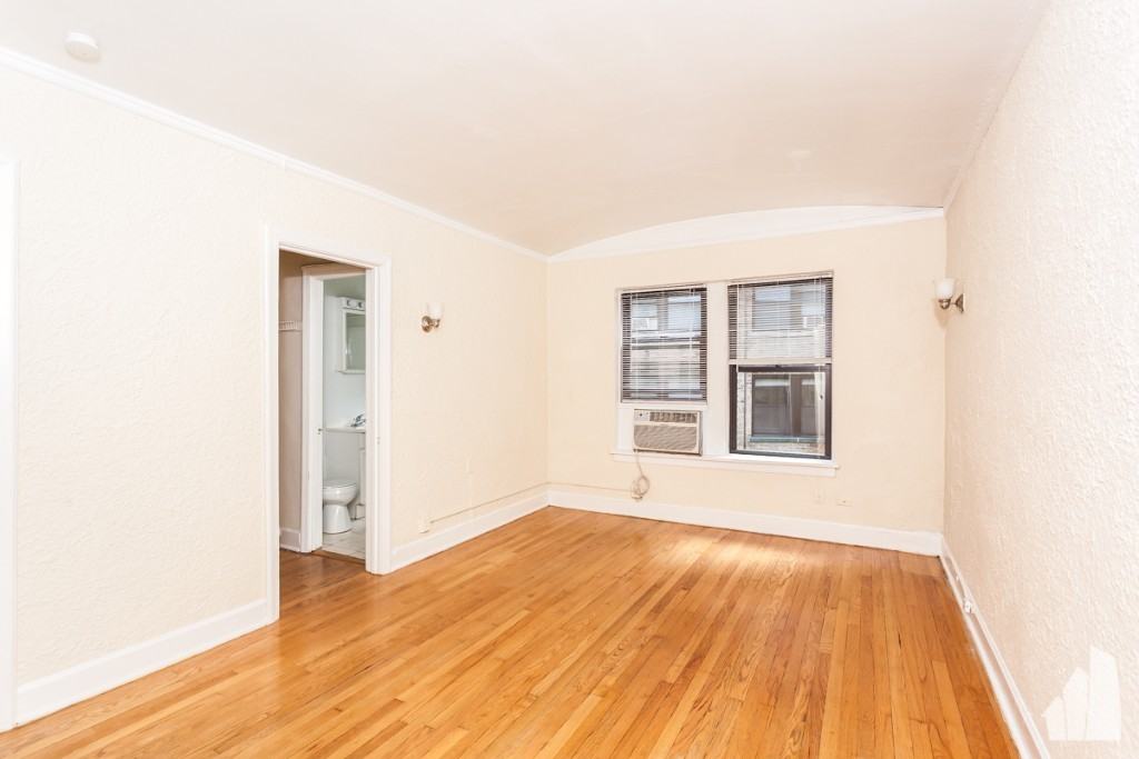 536 W Arlington Pl #305 - Photo 3 of 9