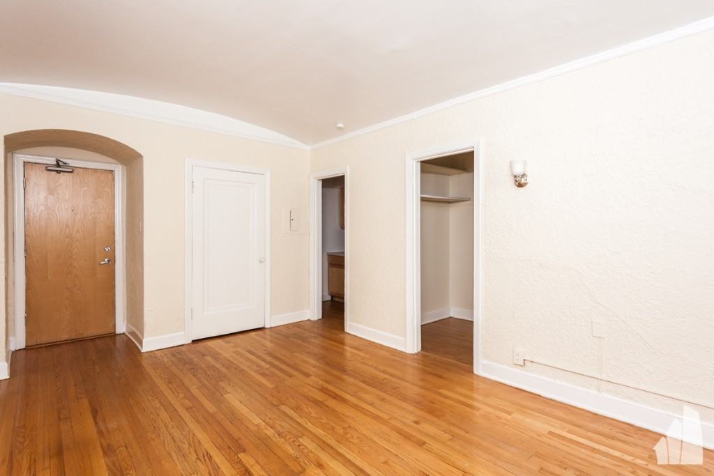 536 W Arlington Pl #305 - Photo 4 of 9