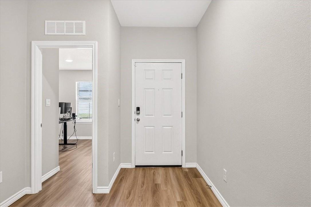 1638 Comfy Way - Photo 3 of 33