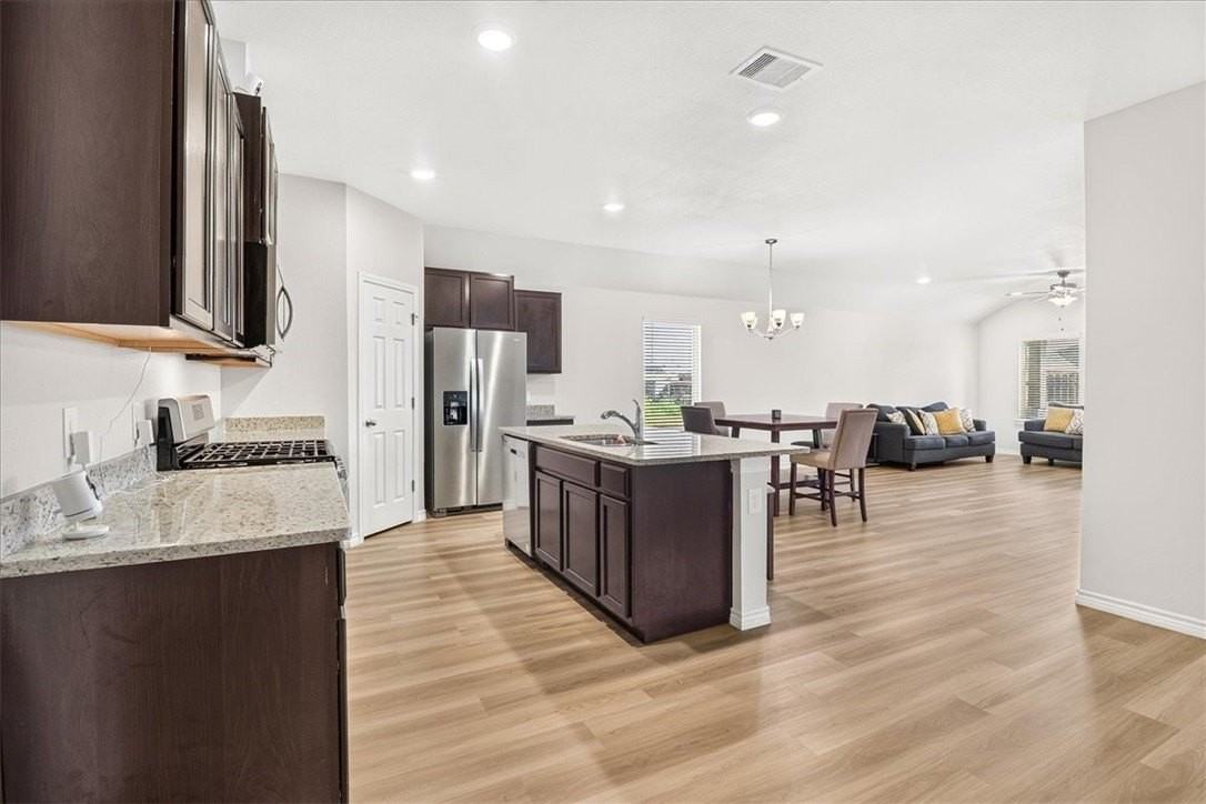 1638 Comfy Way - Photo 4 of 33