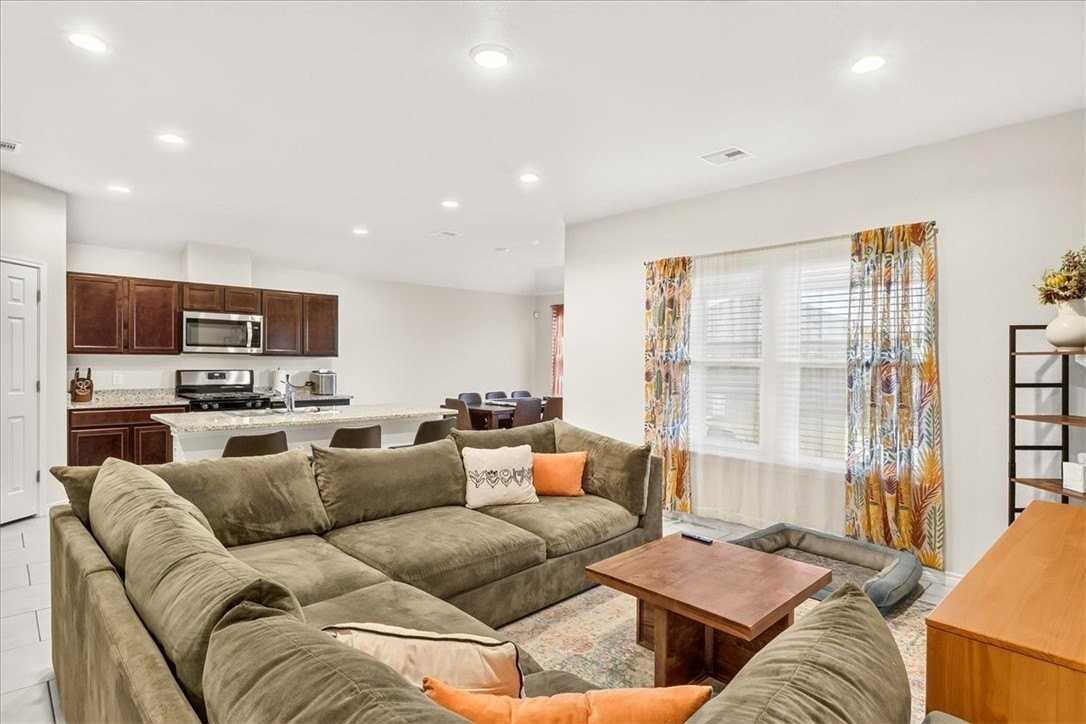 3913 Targaryen Way - Photo 5 of 34
