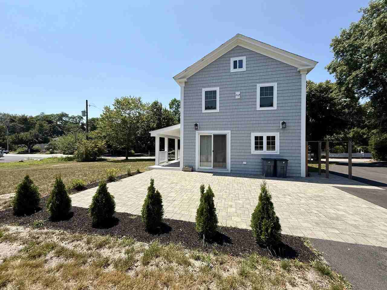 209 Bank St - Photo 2 of 18