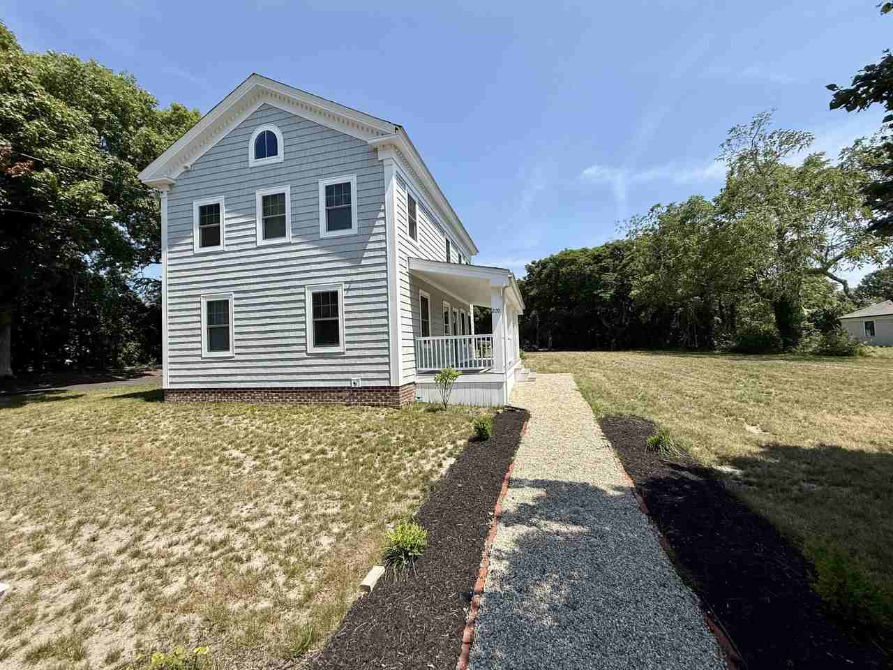 209 Bank St - Photo 3 of 18