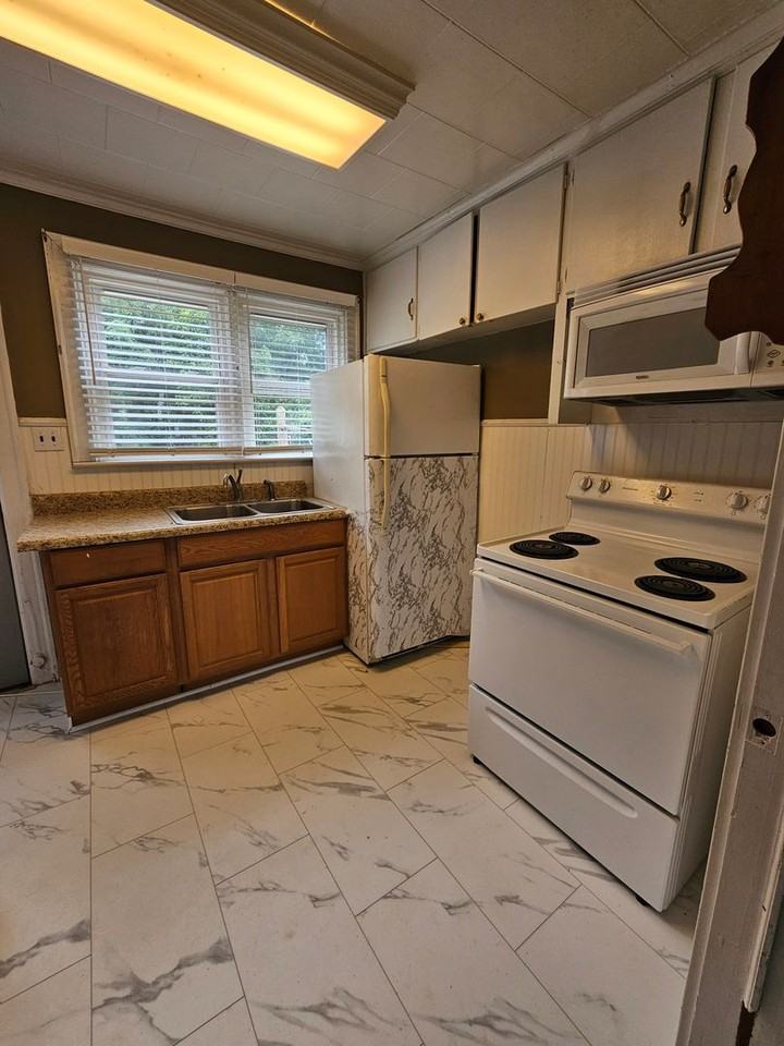 468 Hillcrest Ave - Photo 4 of 10