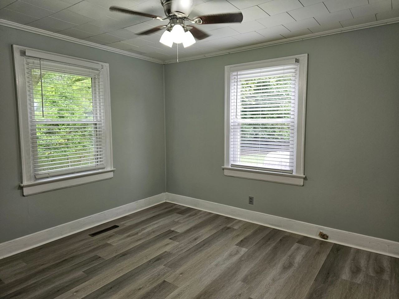 468 Hillcrest Ave - Photo 7 of 10