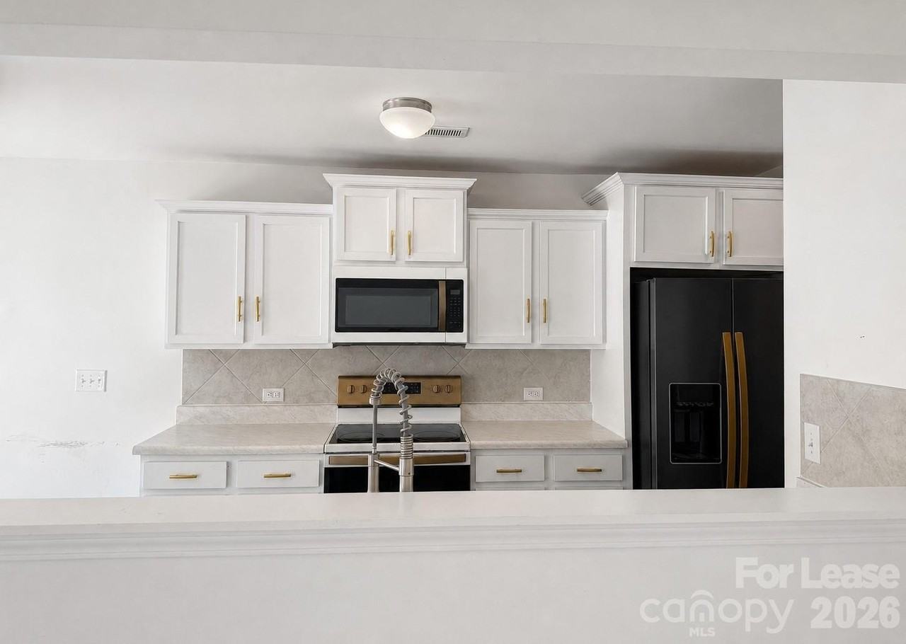 3220 Capitol Dr - Photo 3 of 15