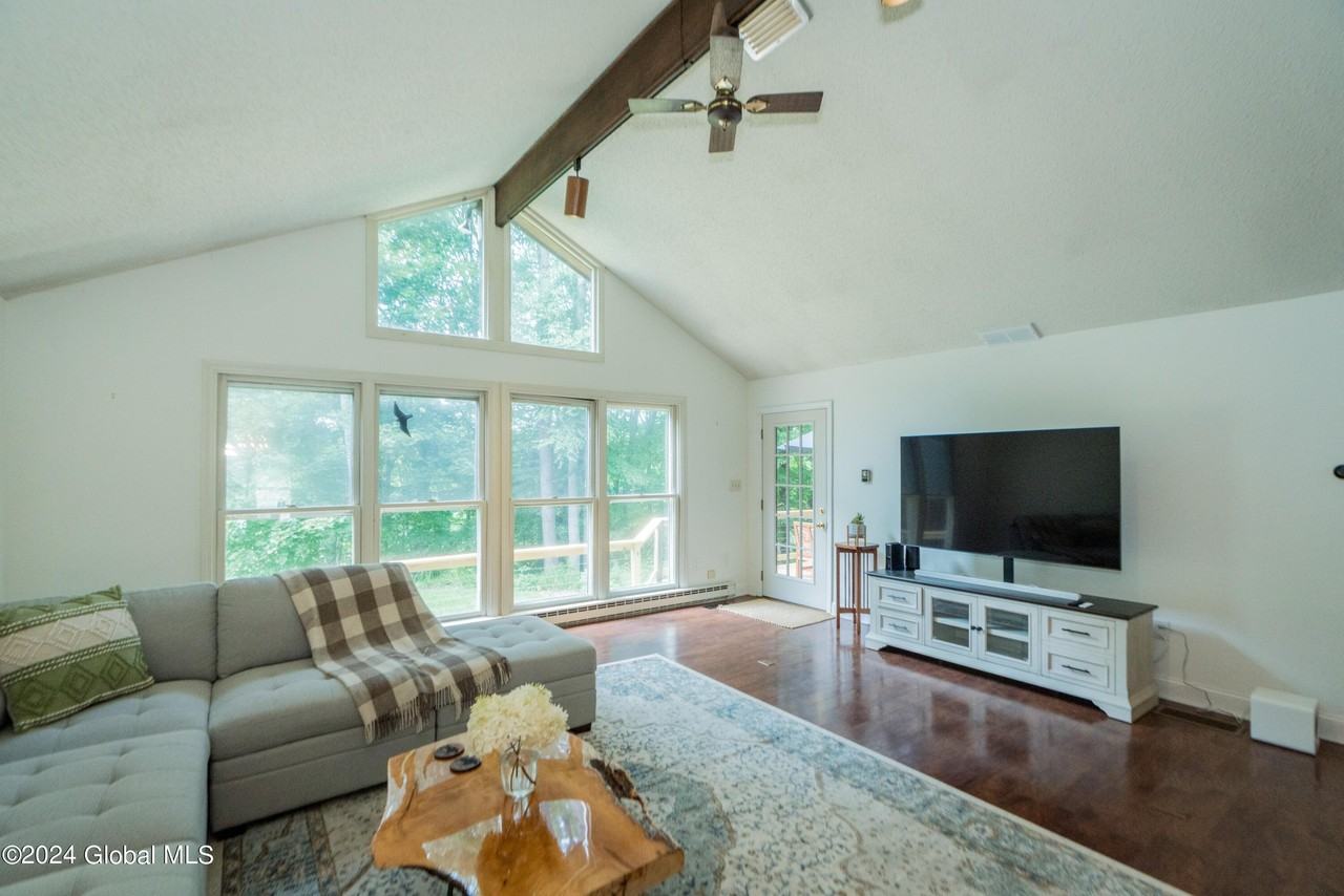 41 Eureka Ave - Photo 5 of 44