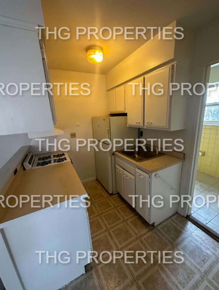 315 W 8th - Photo 2 of 8