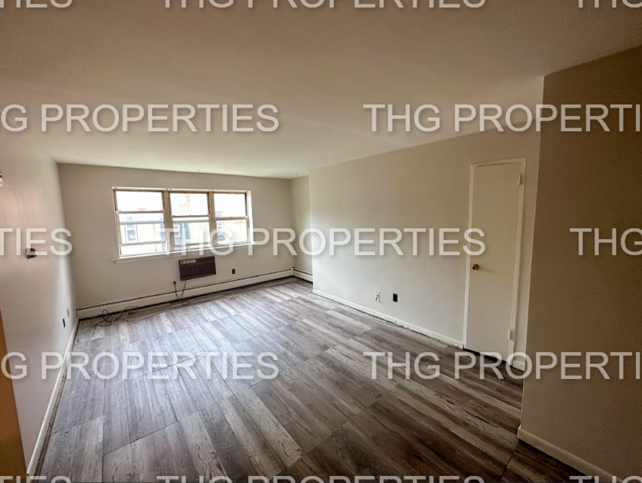 315 W 8th - Photo 3 of 8