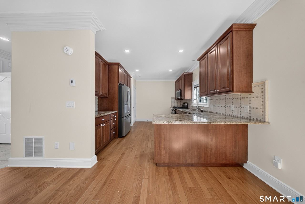 88 Maple Tree Ave #E - Photo 6 of 28