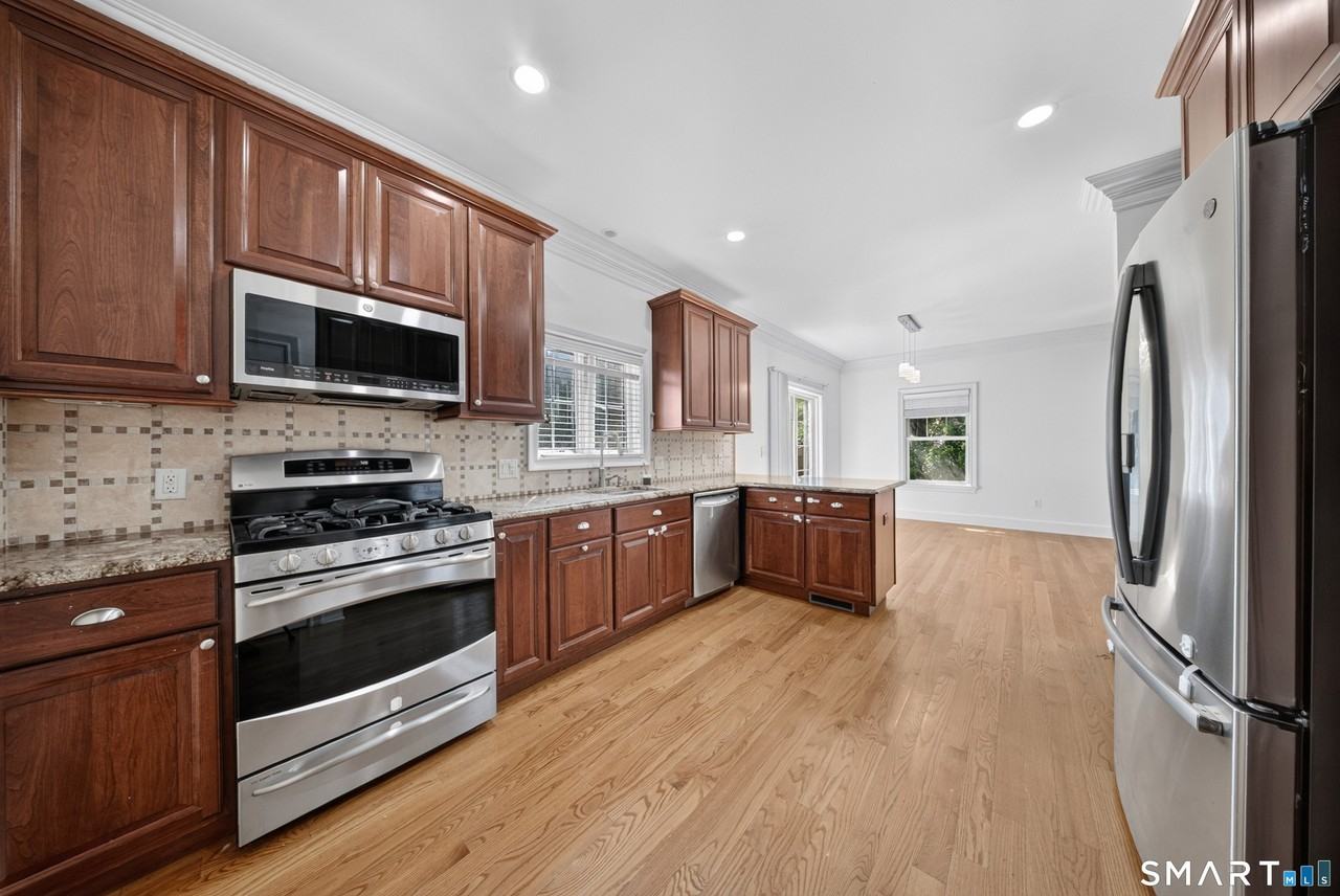 88 Maple Tree Ave #E - Photo 7 of 28
