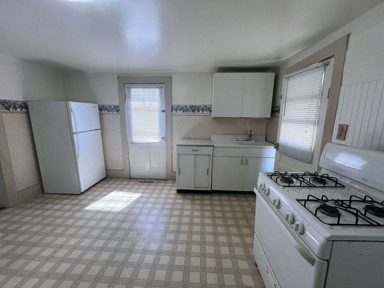 419 1/2 N 1st St - Photo 2 of 9
