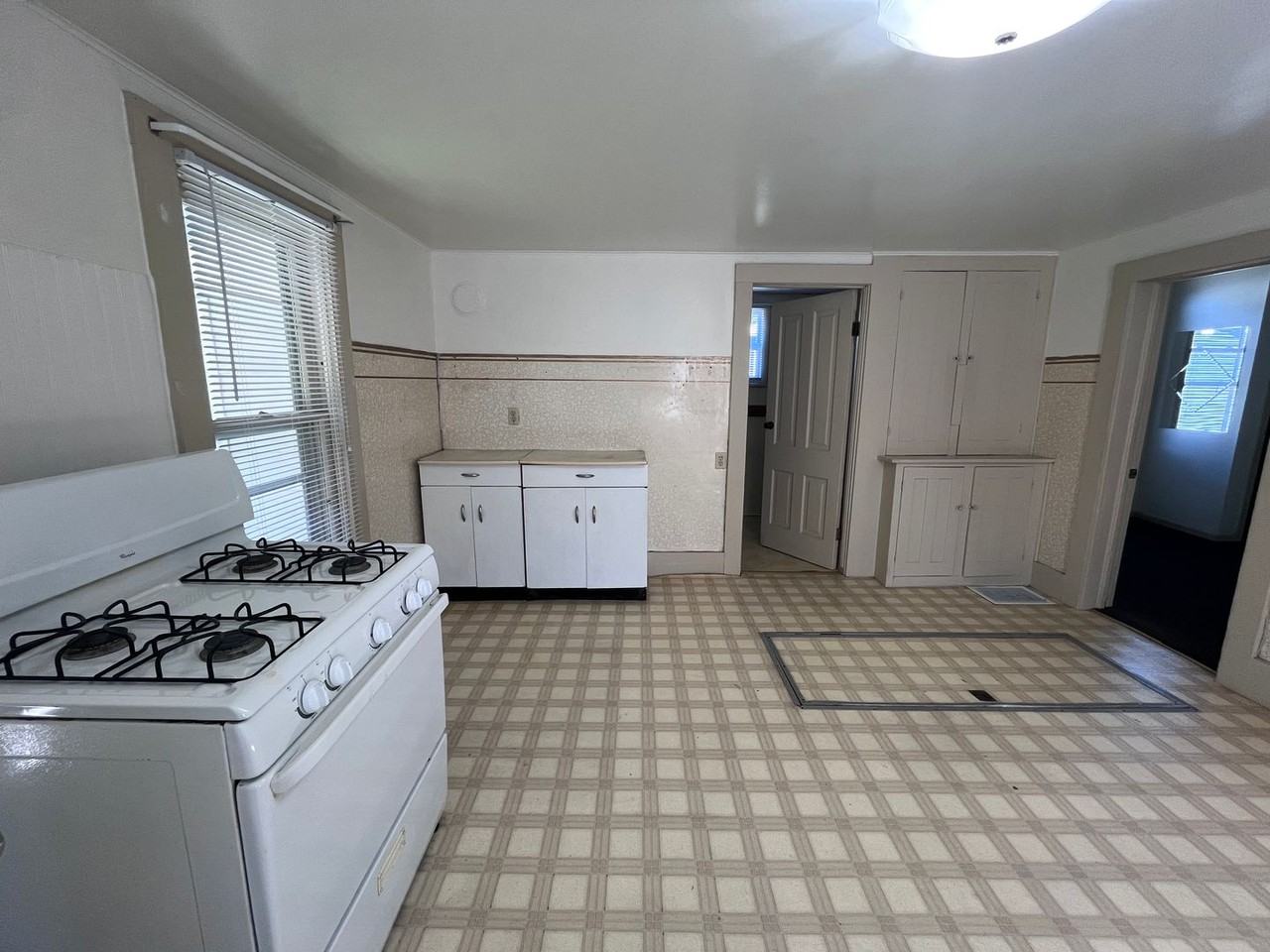 419 1/2 N 1st St - Photo 3 of 9