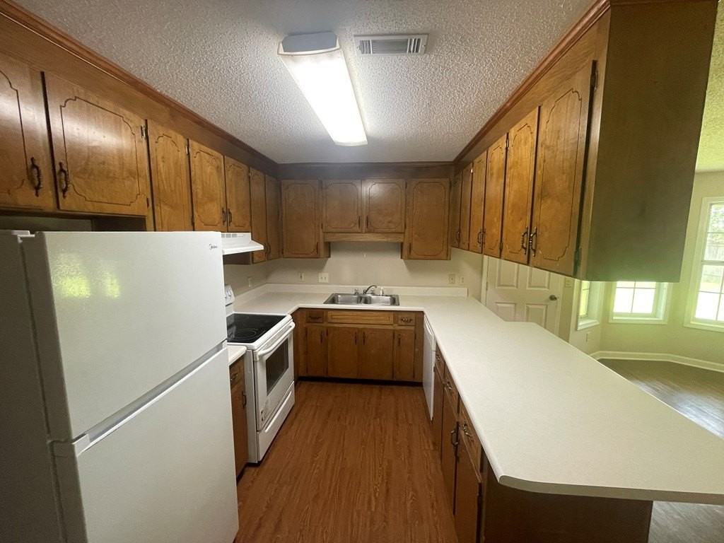 106 Boyce Rd - Photo 4 of 9