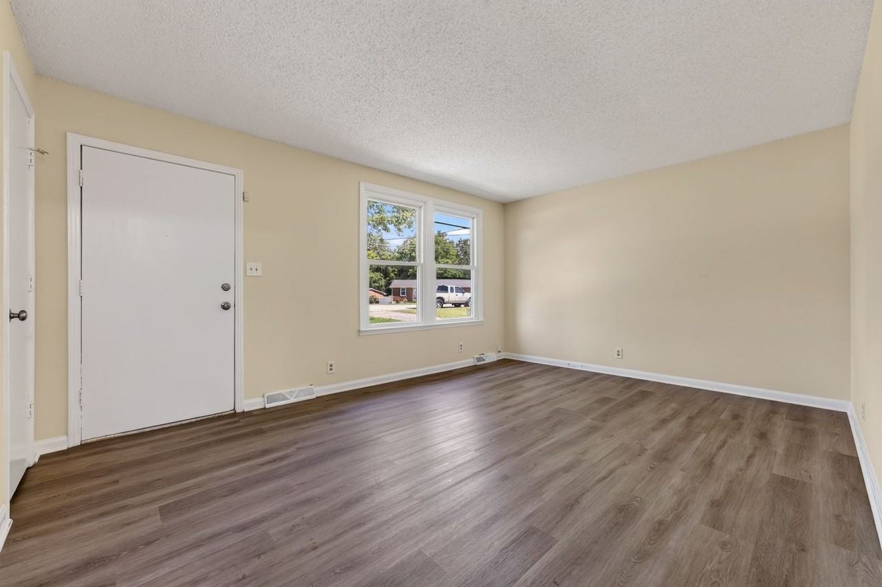 573 Waldorf Dr - Photo 4 of 26