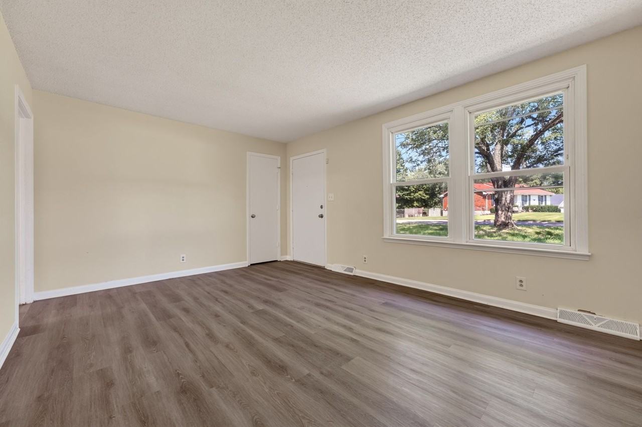 573 Waldorf Dr - Photo 5 of 26