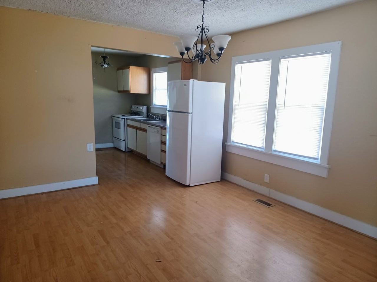 843 S Holyoke St - Photo 7 of 30