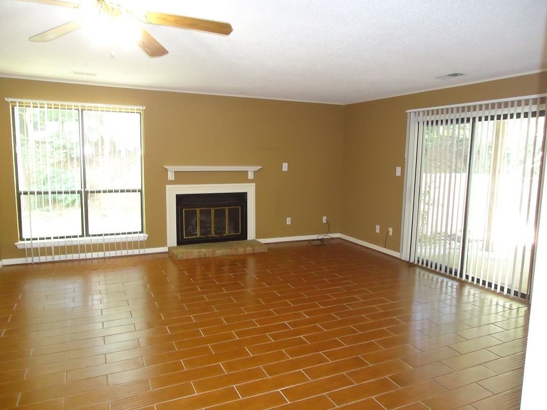 110 Manhattan Ct - Photo 3 of 15