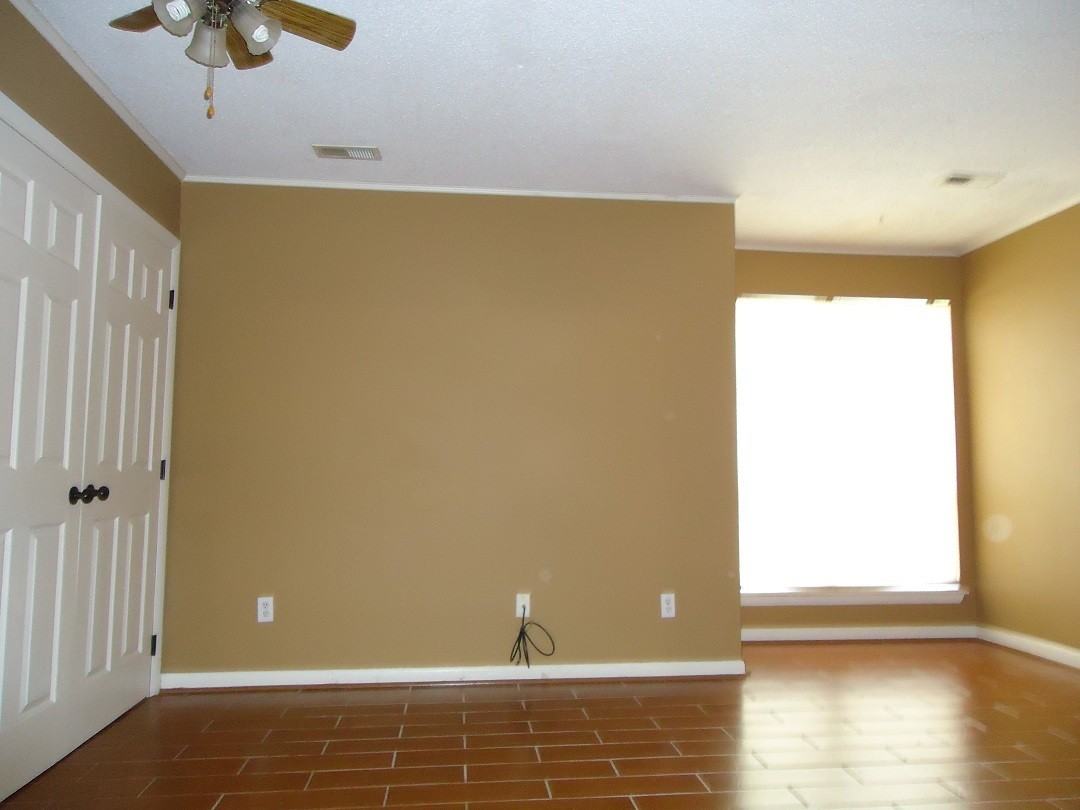 110 Manhattan Ct - Photo 6 of 15