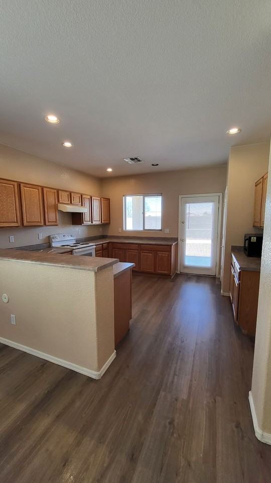 517 S 115th Dr - Photo 4 of 17
