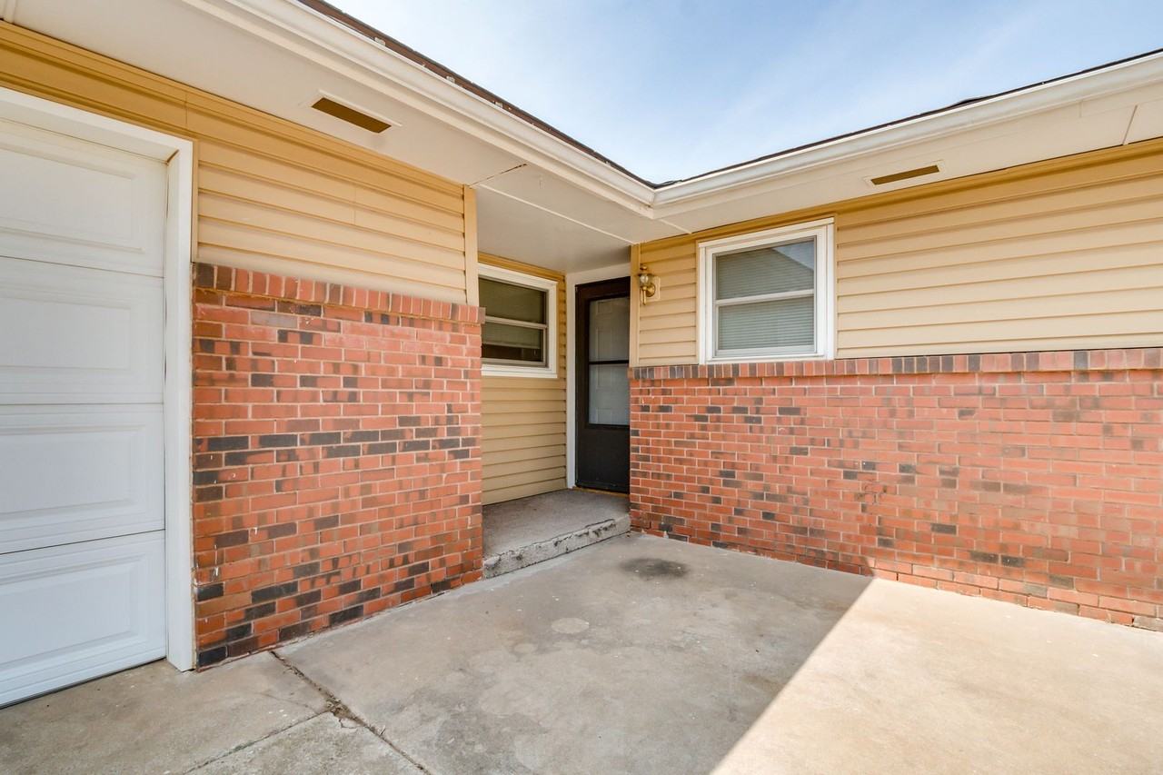 1805 Melody Dr - Photo 2 of 32