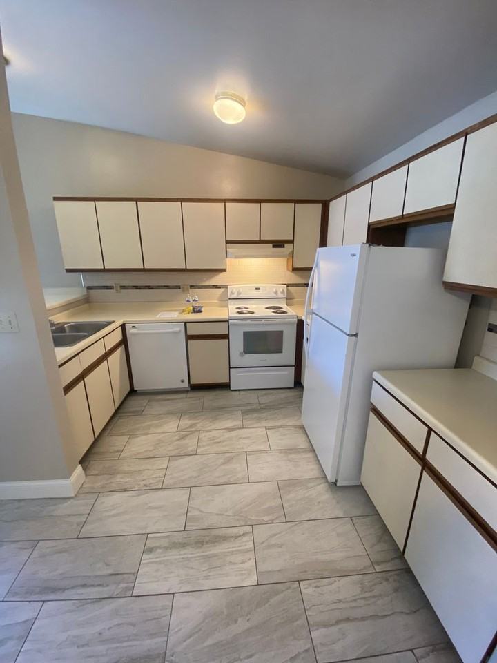 W201N16633 Hemlock St - Photo 4 of 16