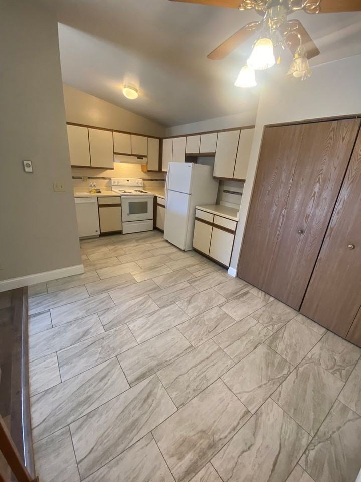 W201N16633 Hemlock St - Photo 5 of 16