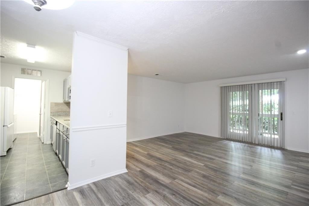 204 Warm Springs Cir - Photo 5 of 23