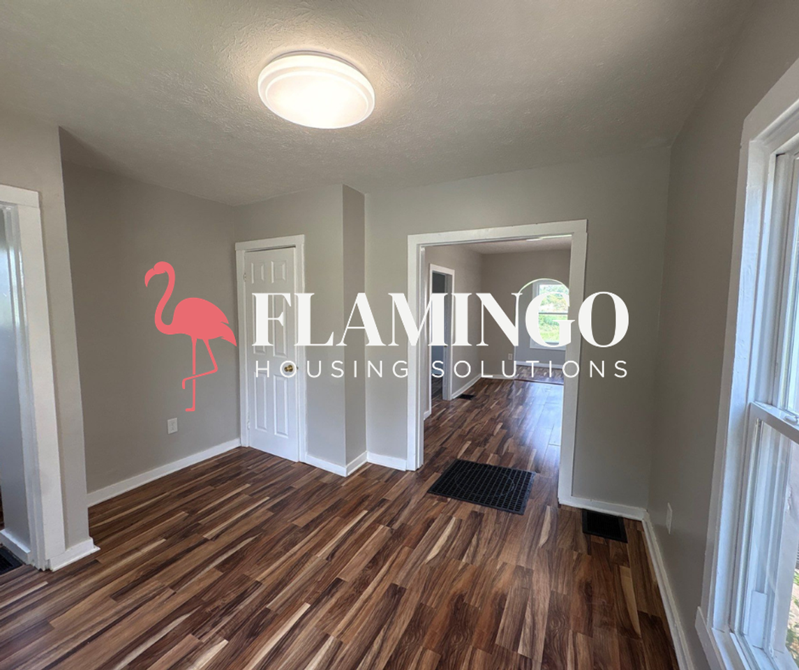 527 Smith St - Photo 3 of 14