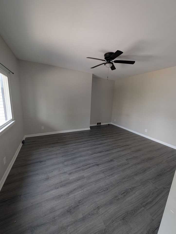 2508 Cobden St - Photo 2 of 21